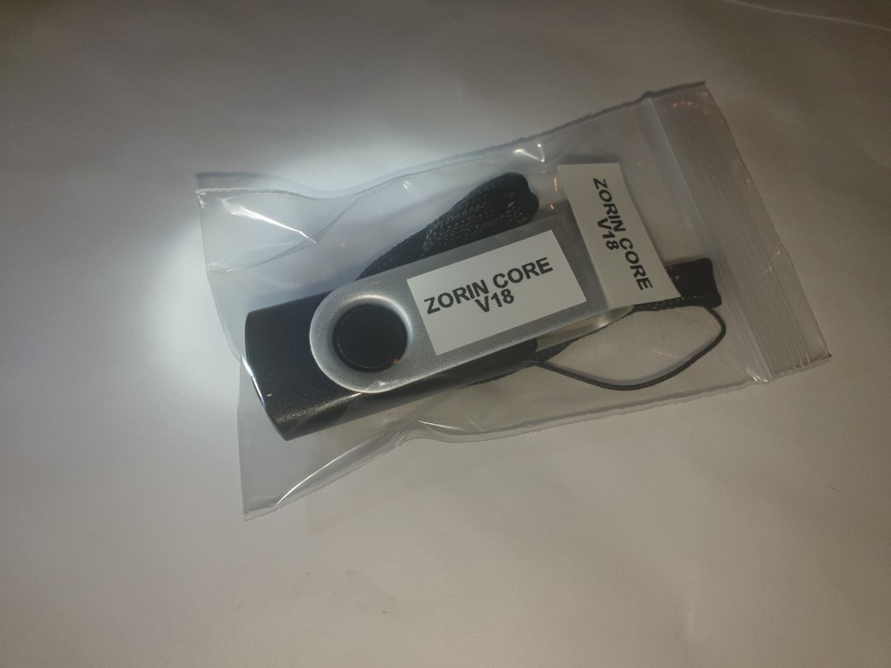 Linux Zorin OS 18 Core, 64-bit, Bootable Live and Install USB Flash Drive