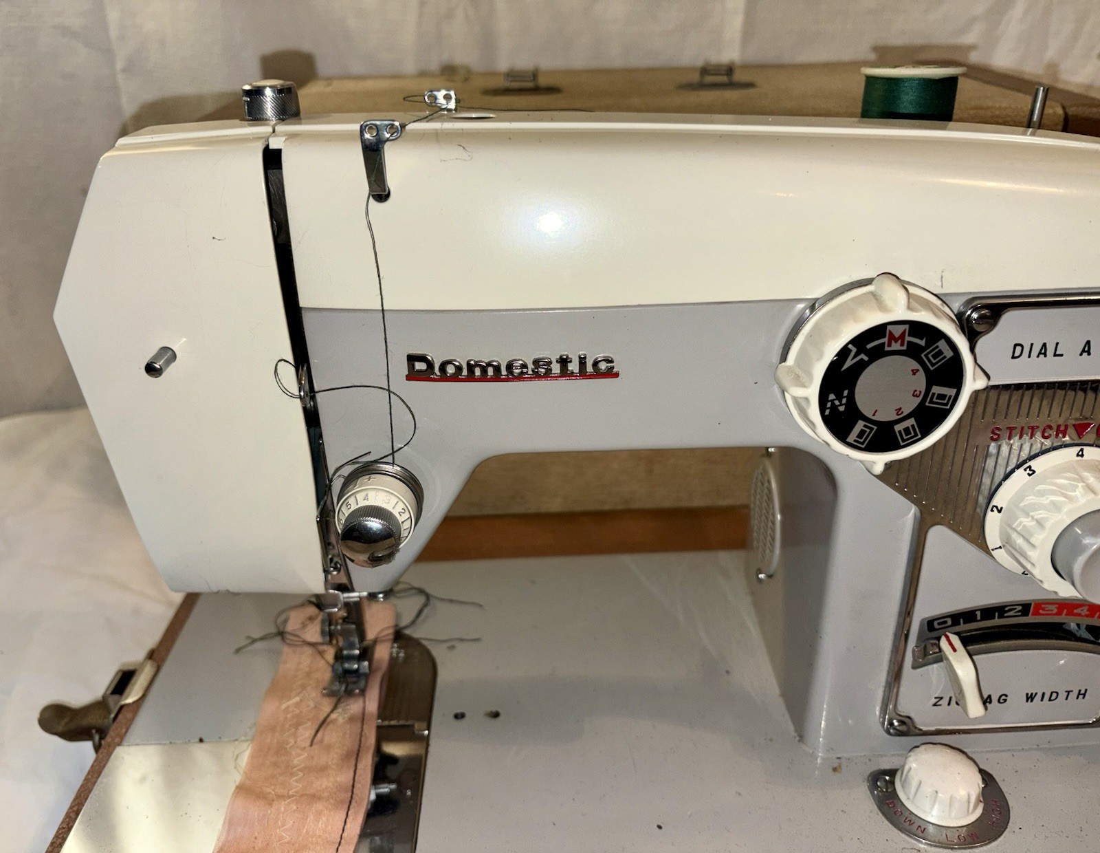 VINTAGE 1967 DOMESTIC ZIG-ZAF DIAL A STITCH MODEL 1665 SEWING MACHINE-WORKS WELL