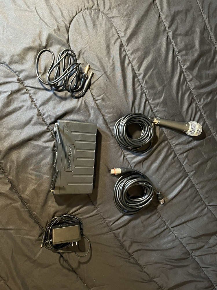 Samson Microphone With CR77 UHF Receiver And Cords