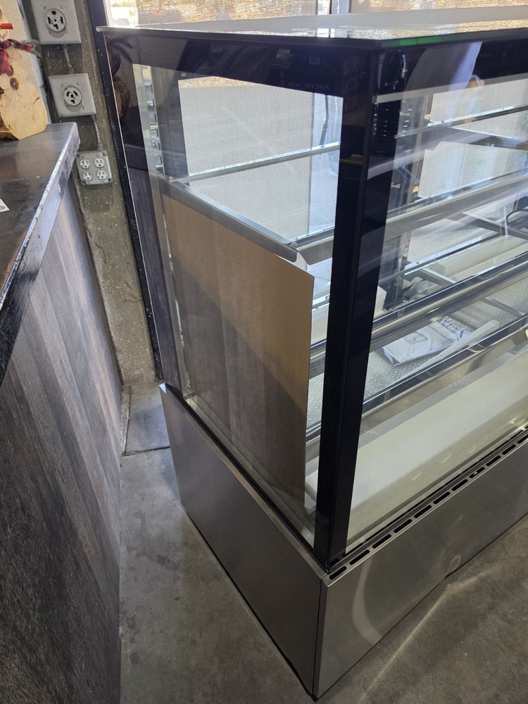 Koolmore RBD30C 71" Refrigerated Bakery Display Case