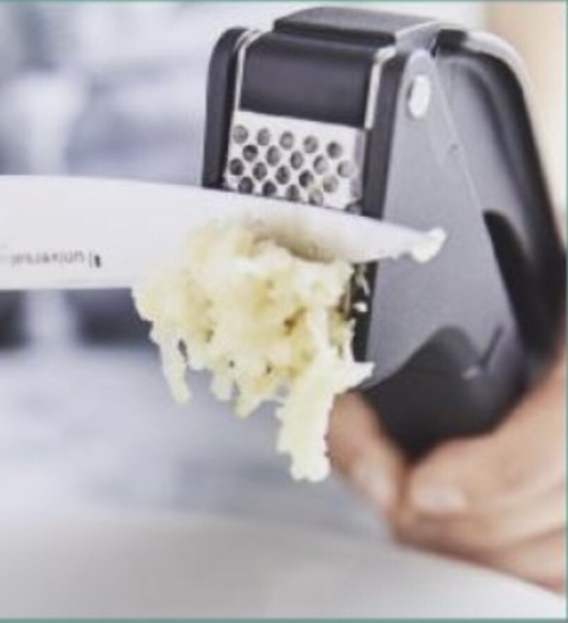TUPPERWARE GARLIC PRESS BLACK ERGONOMIC STAINLESS NEW