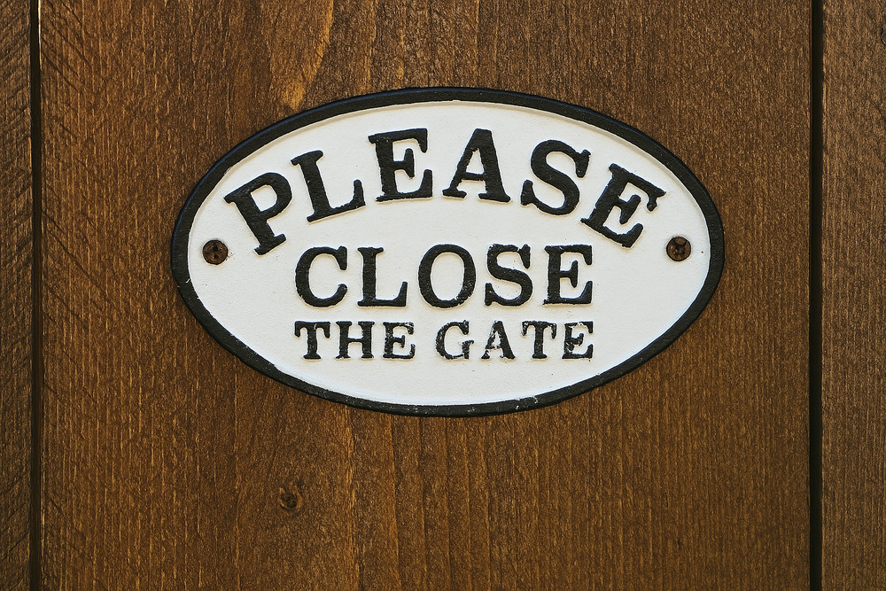 Please Close The Gate Cast Iron Plaque Sign Black & White