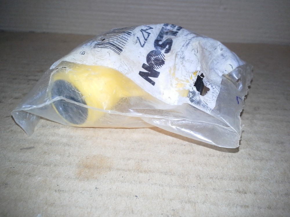 Nelson N77 Yellow 2-Hose Adapter, NOS-Damaged packaging