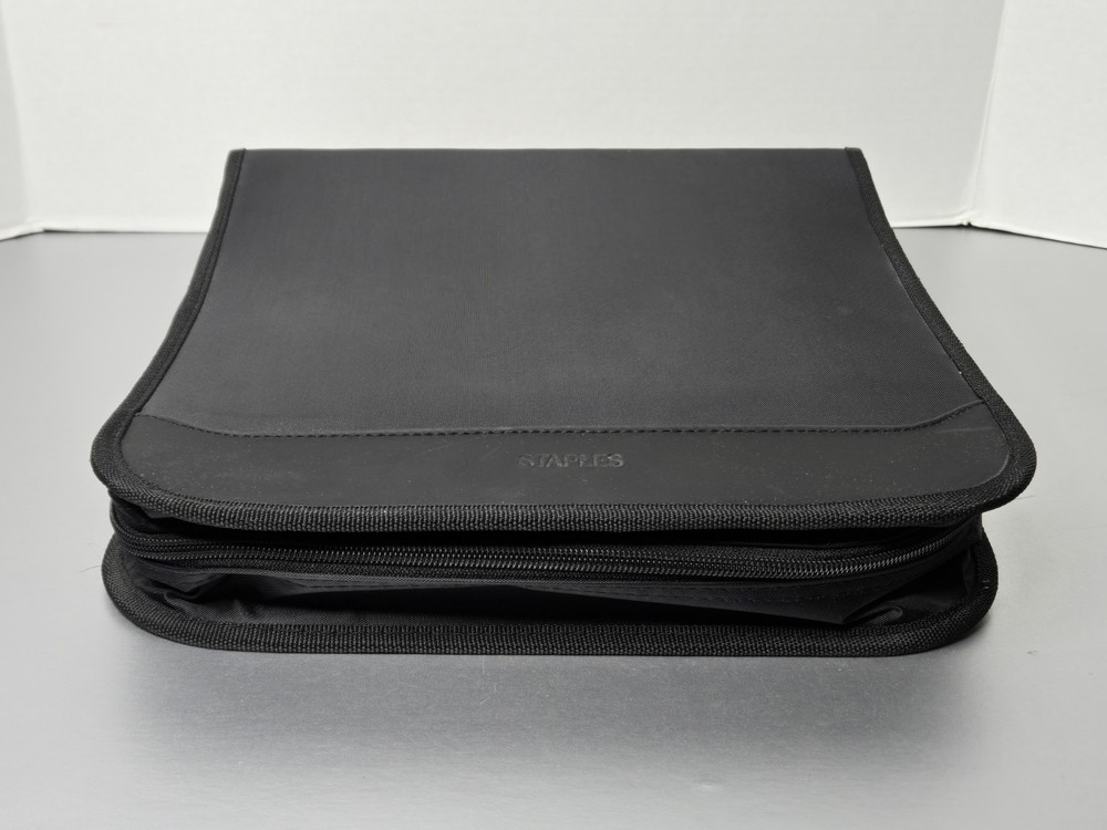 Staples 216 Disc Capacity CD DVD Blue Ray Soft Case Storage Binder