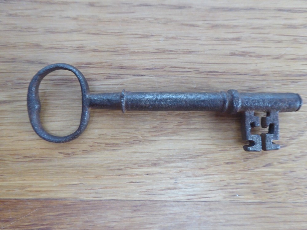 Antique Rustic Iron/Metal Keys x4