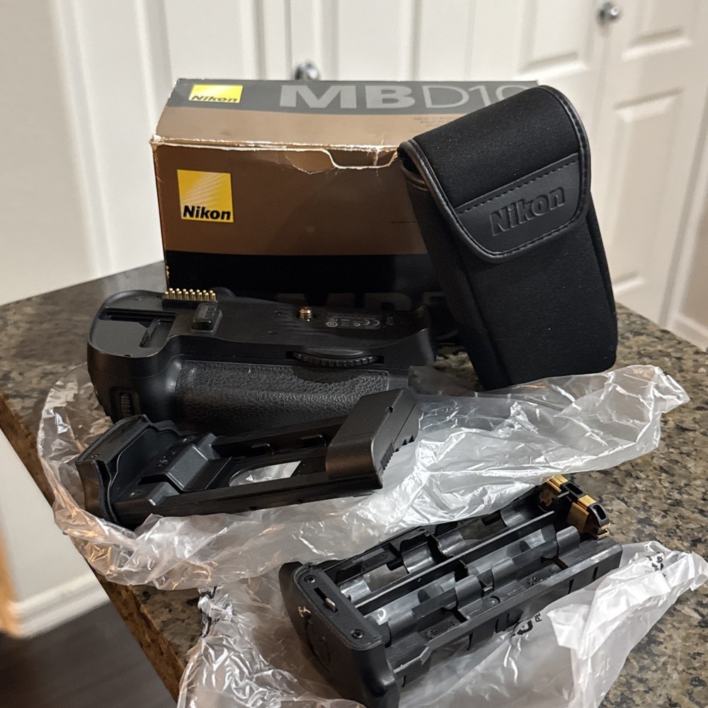 Nikon MB-D10 Multi Power Battery Pack W Holders & Case. USED