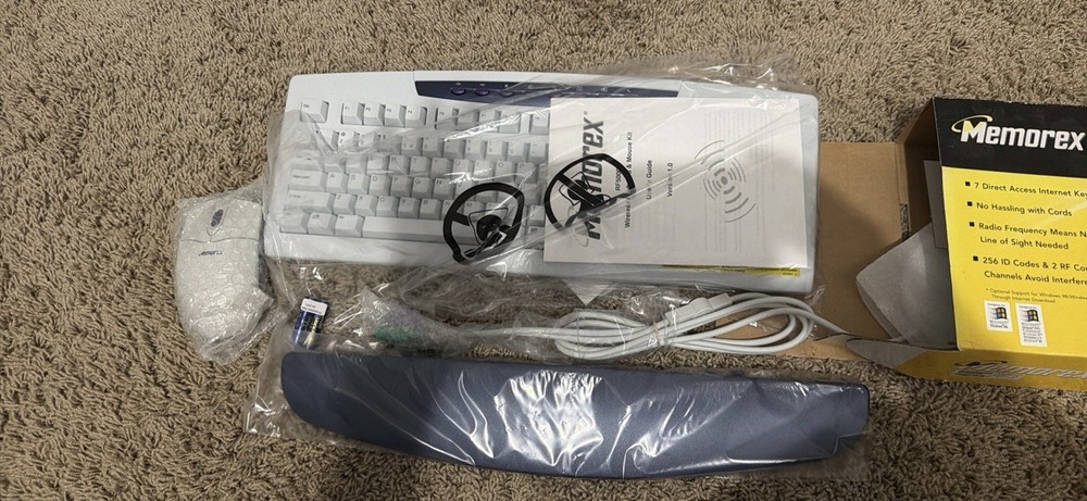 Memorex RF5000 Wireless Keyboard & Mouse Bundle, 7 Internet Keys, White/Blue