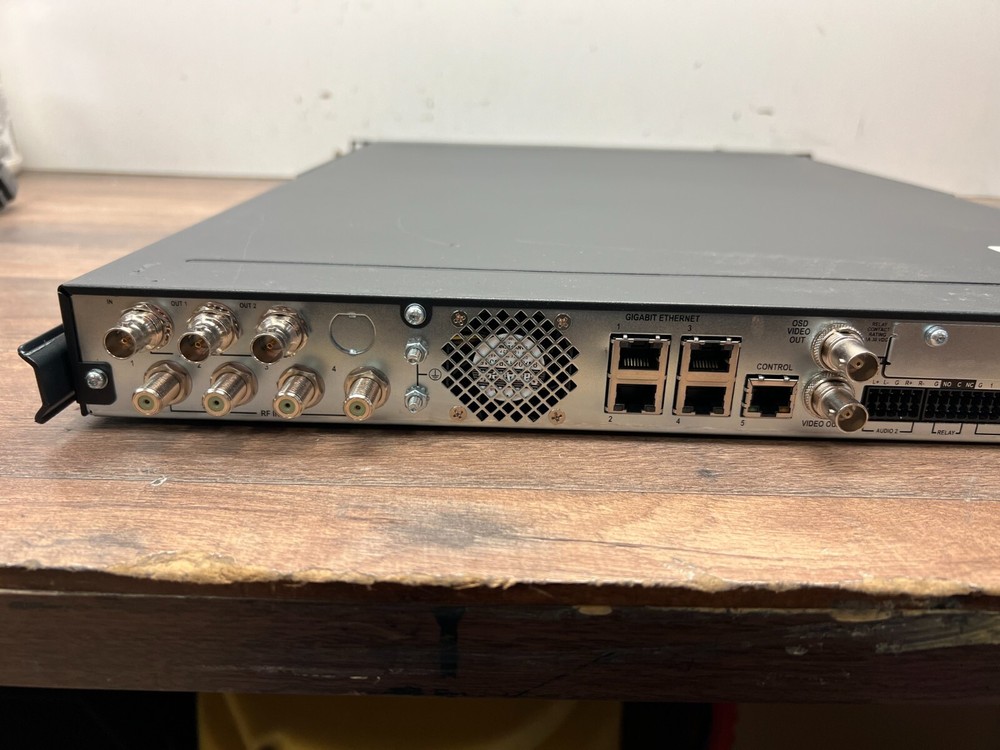 ARRIS DSR- 7401 COMMERCIAL INTEGRATED SATELLITE RECEIVER/TRANSCODER DSR7401