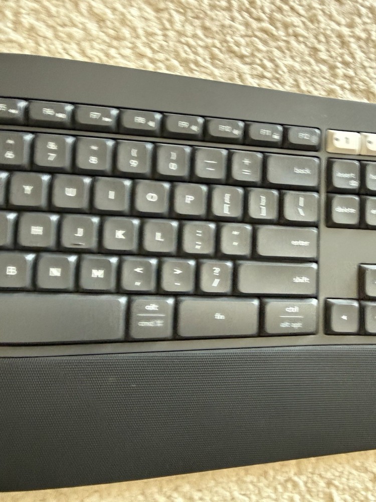 Logitech K850 Wireless/unify Bluetooth Keyboard With M350 Pebble Bluetooth Mouse