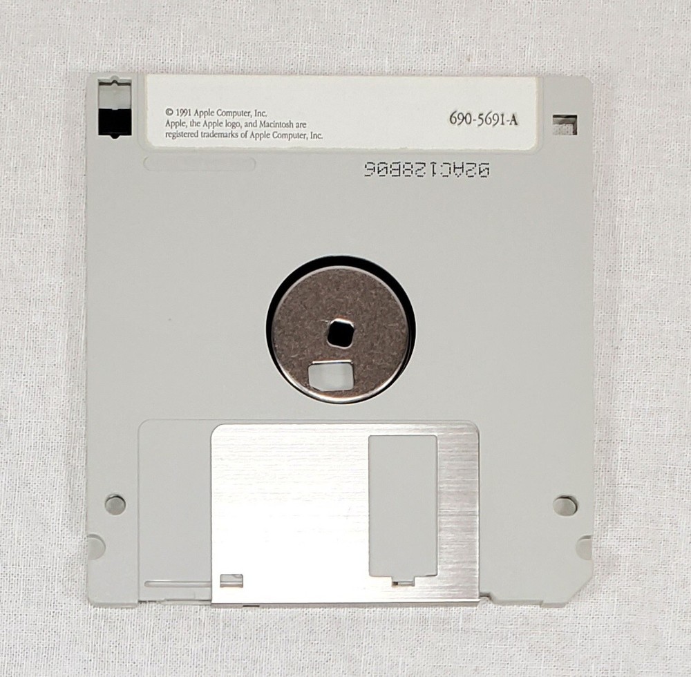 6 Apple Macintosh System 7 - 3.5” Floppy Disks, Tidbits Install 1&2 Fonts Tools