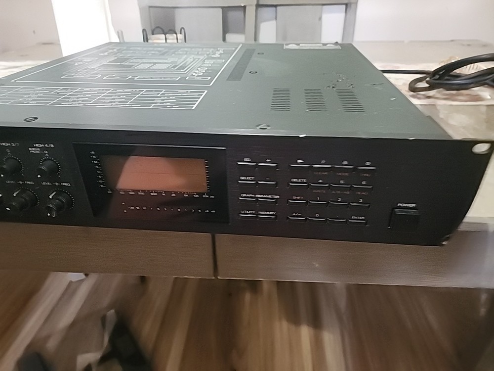 Roland E-660 Digital Stereo Parametric Mastering EQ