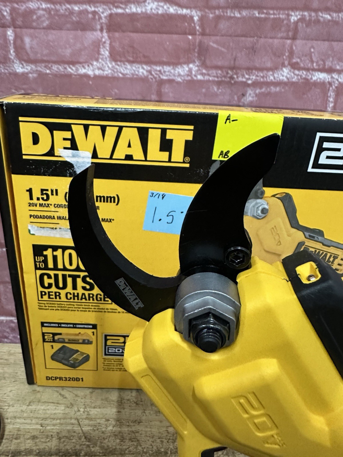 DeWALT 20V MAX Cordless Multi Use Pruner Kit W/ Battery & Charger DCPR320D1 Used