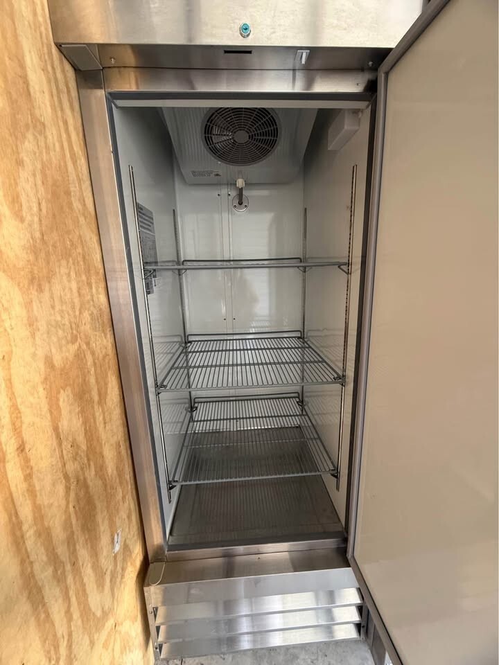 Commercial 29" Solid Door Reach-In Refrigerator