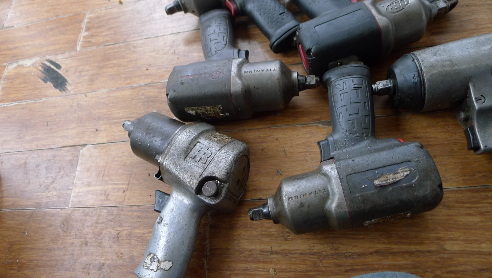 7 LOT 1/2" DRIVE AIR WRENCHES, 6 IR, PARTS OR REPAIR