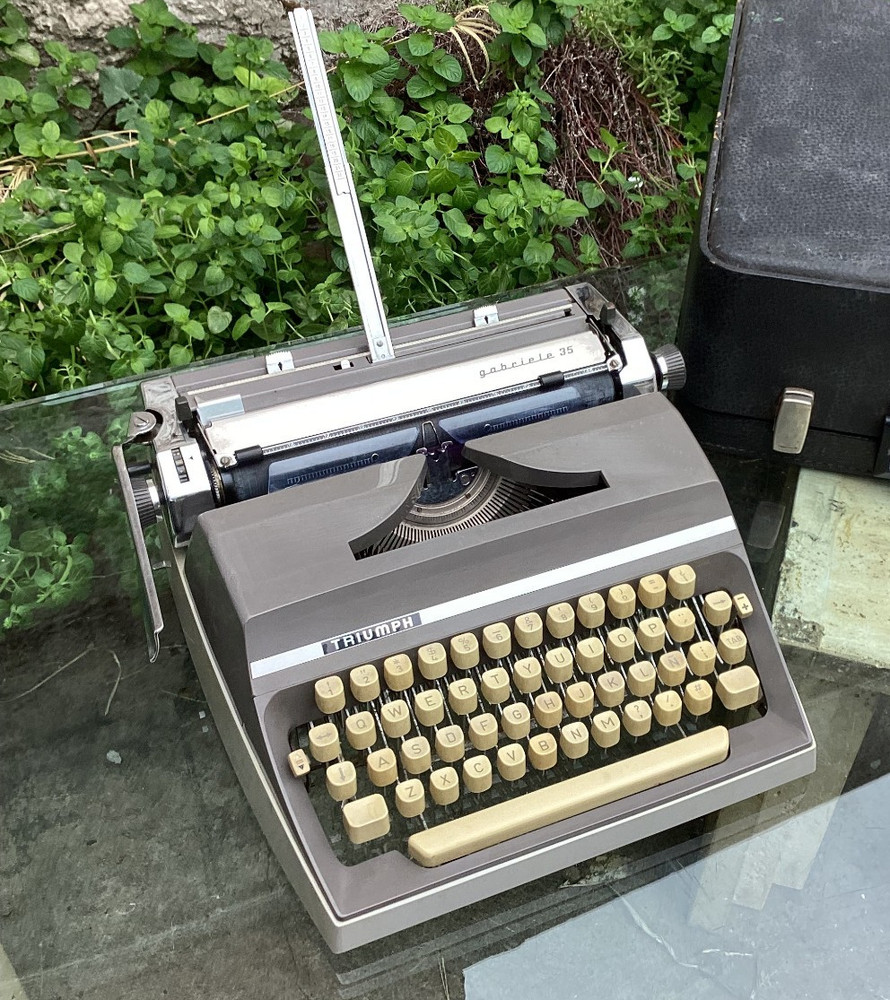 TRIUMPH GABRIELE 35 TYPEWRITER. CURSIVE TYPEFACE. GERMANY 1972