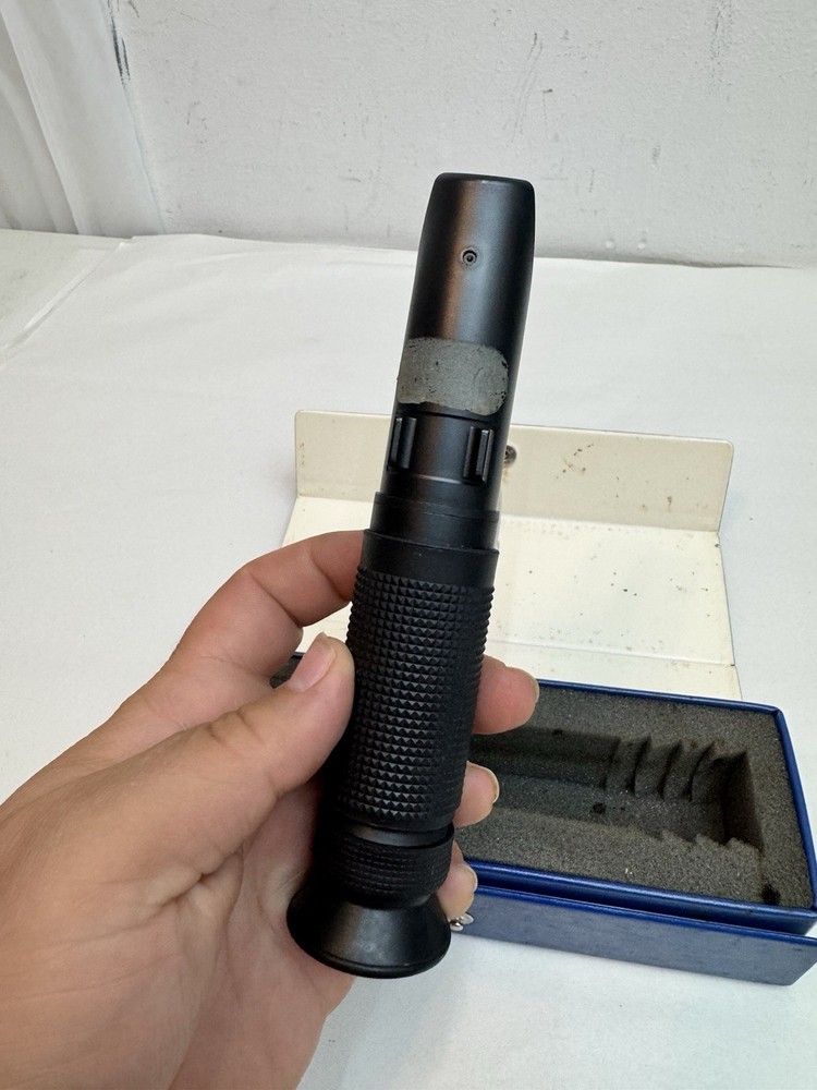 RE-FRAX 0-32% Brix Super Contrast Refractometer in Case