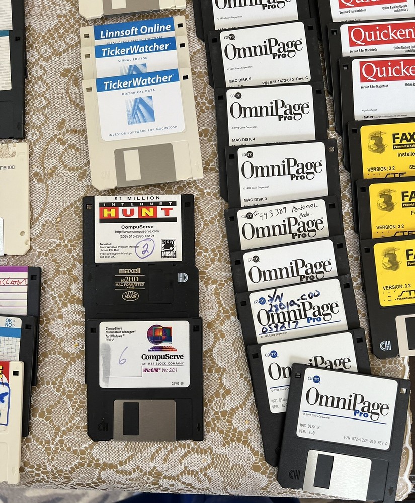87 Diskettes Floppy Disk Vintage Macintosh Software & Cabinet