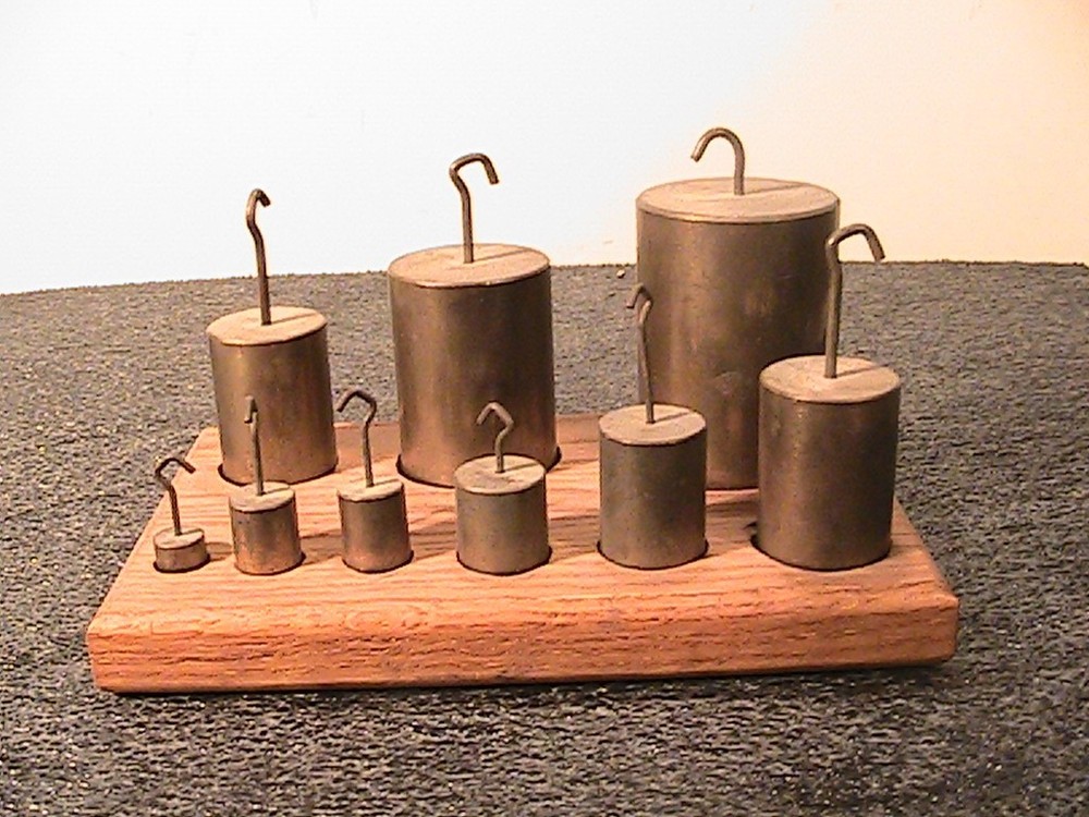 Brass scale weights, 1100g total