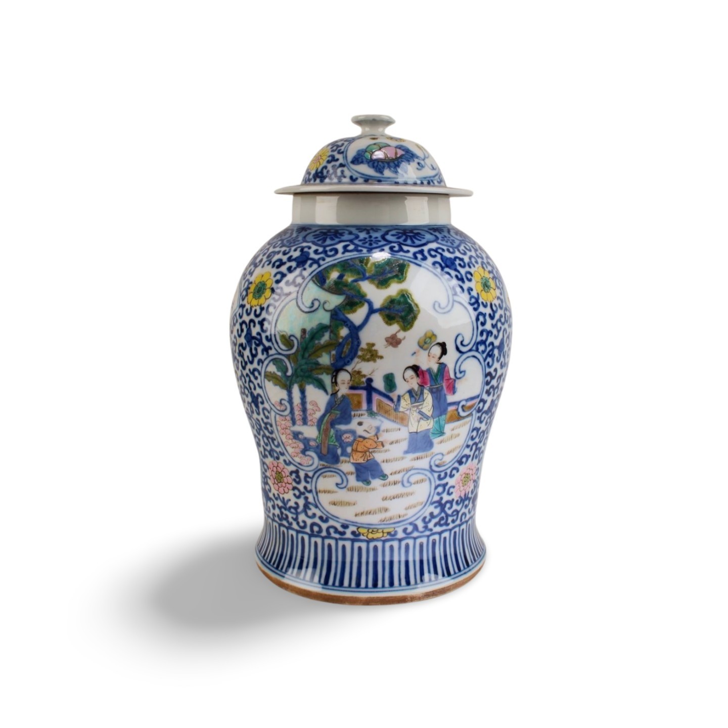 Chinese Porelain Jar with lid. 'QianLong' mark at base