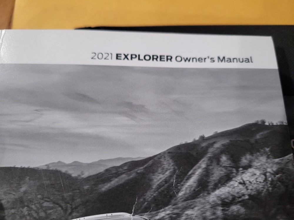 2021 FORD EXPLORER OWNERS MANUAL & CASE ( QUICK REF)