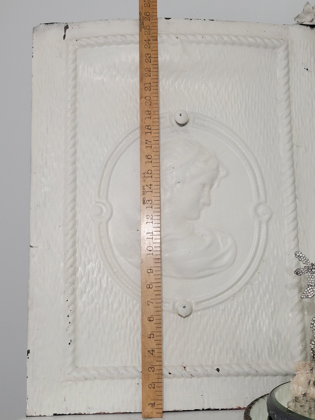 EXQUISITE~ CHIPPY WHITE ANTIQUE ART NOUVEAU LADY TIN FIREPLACE SUMMER COVER 26"