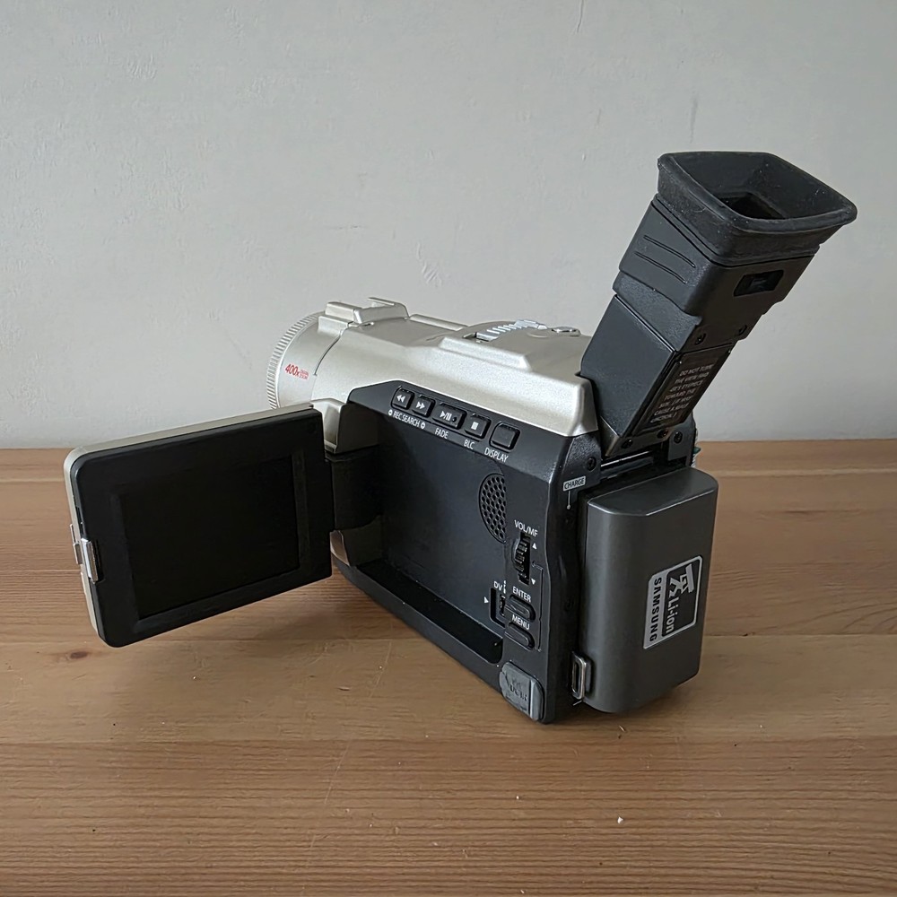 Samsung VP-D80 Digital Camcorder & Battery. Untested