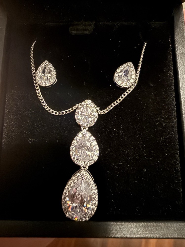 💎 Stunning Silver Tear-Drop Necklace & Earring Set 💎