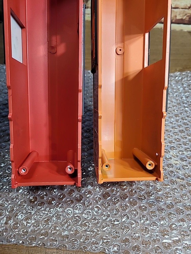 Williams O Gauge Burlington And NP Plastic Shells