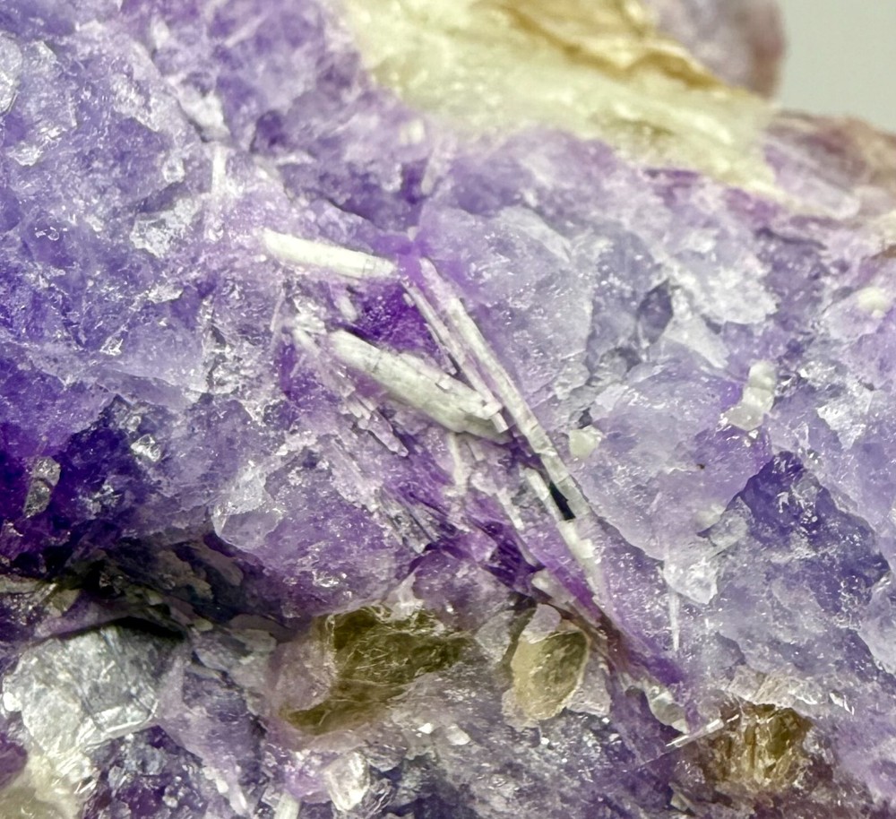 764 Gr. Fluorescent Sharp Tenebrescent Hackmanite With Forsterite and Mica @Af