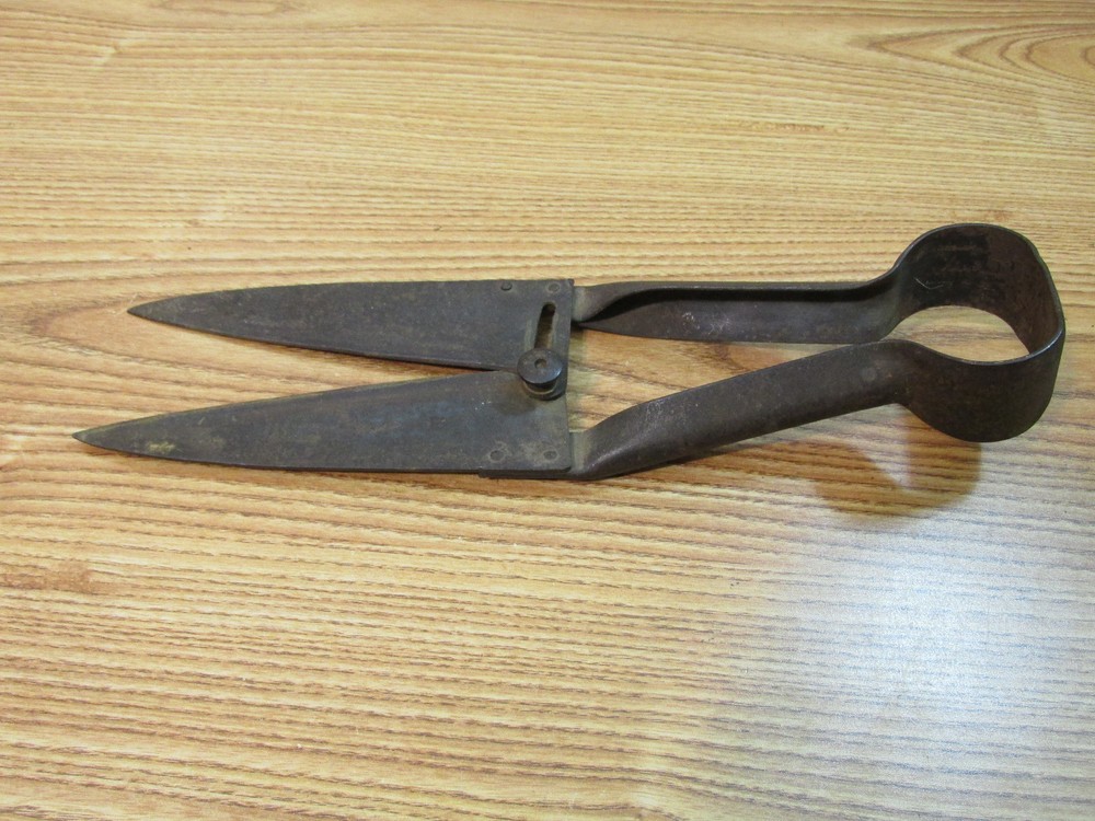 VINTAGE SHEEP SHEARS