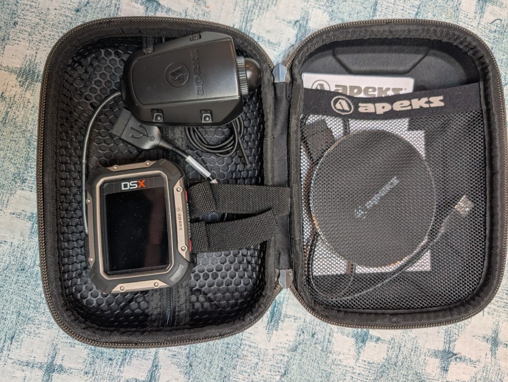 Apeks DSX Dive Computer w/ O2 Analyzer, 2 Straps, Wireless Charging Base, Case