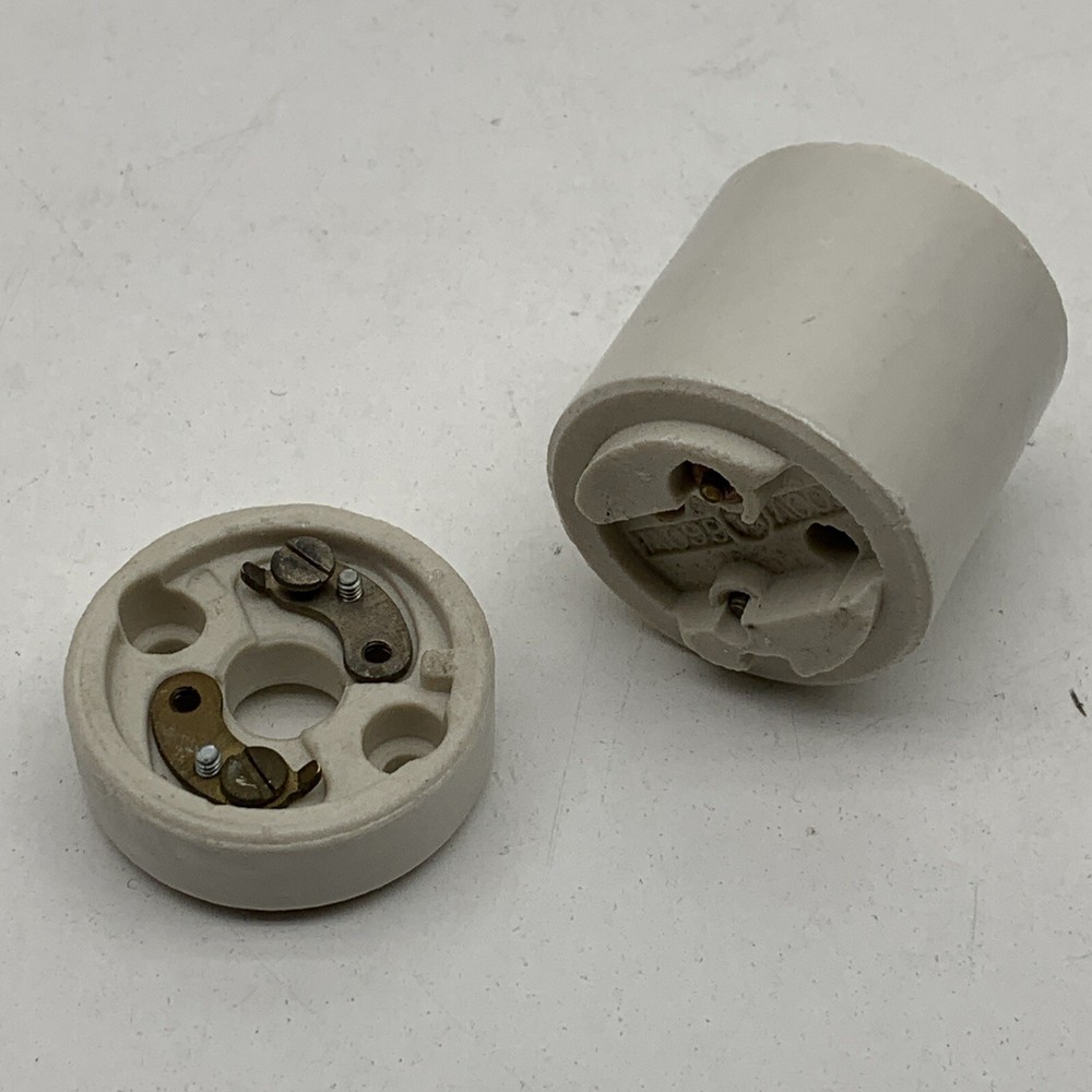 Leviton No. 30 Two Piece Keyless Lampholder Light Socket E26 Medium Base
