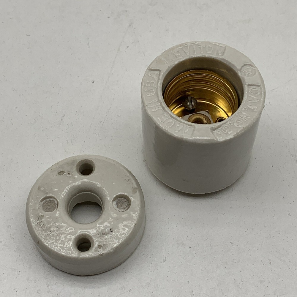 Leviton No. 30 Two Piece Keyless Lampholder Light Socket E26 Medium Base
