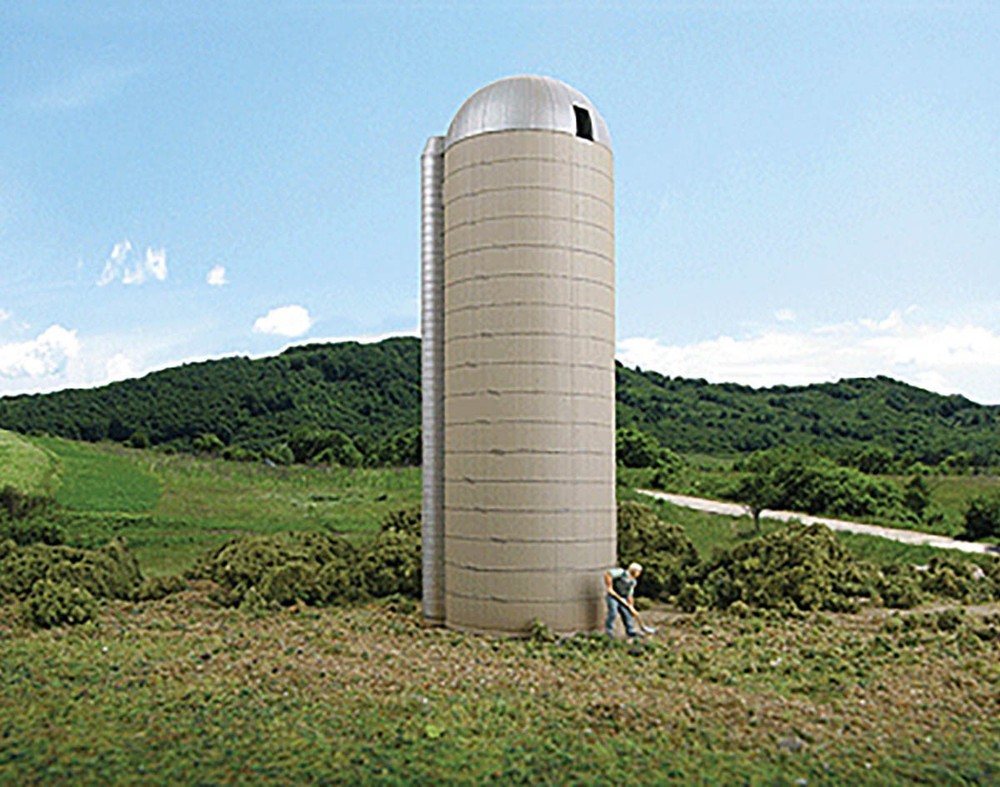 Walthers Cornerstone HO Scale Building/Structure Kit Concrete-Style Barn Silo