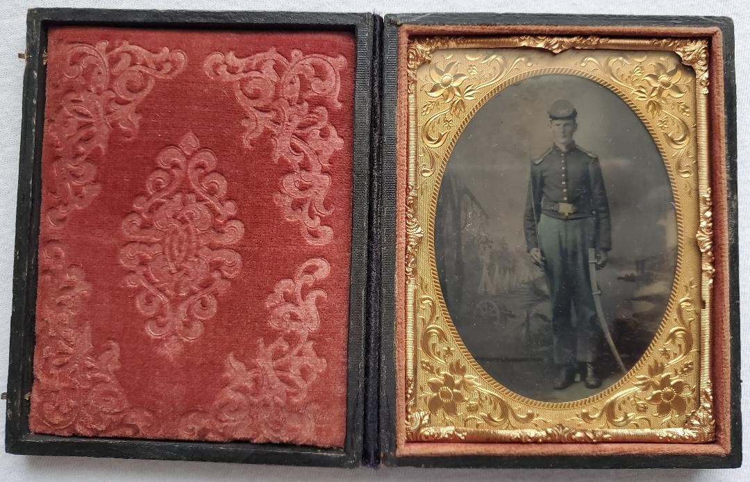 Civil War Tintype Photograph Union Artilleryman Armed with Saber.