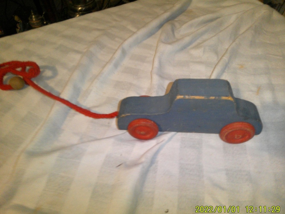 VINTAGE HANDMADE WOODEN BLUE PULL CAR PLUS MODERN EVEREARTH PULL DOG