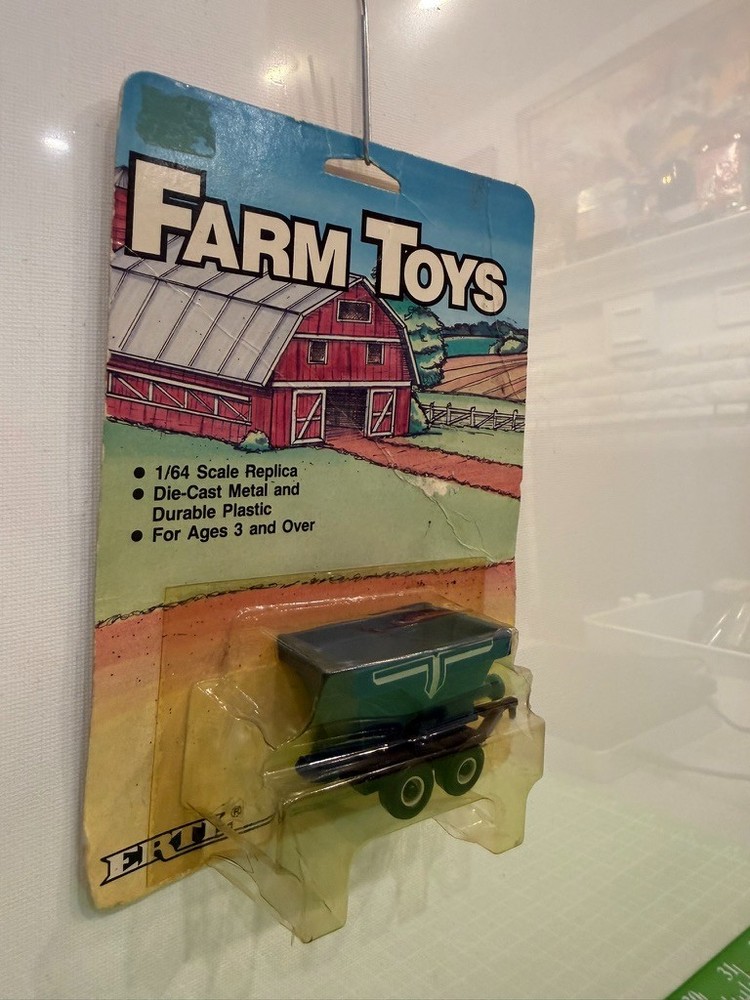 Ertl - Green Dry Fertilizer Spreader Implement - 1/64 - 1986 - Read