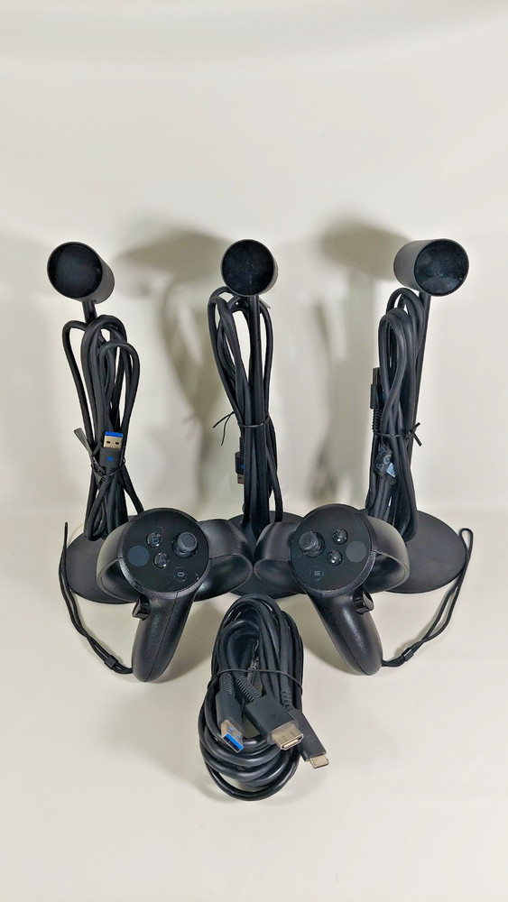 Oculus Rift CV1 VR With 3 sensors, 2 controllers, 1 headsets cable