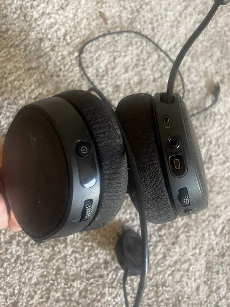 Arctic 7 Wireless Headset Used