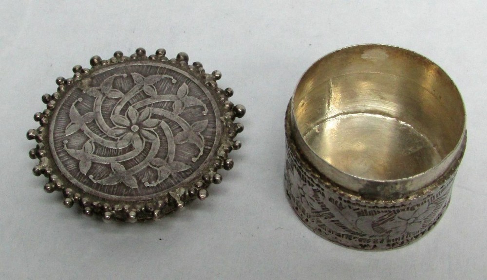 ANTIQUE SILVER FLOWER 3/4" PILL BOX