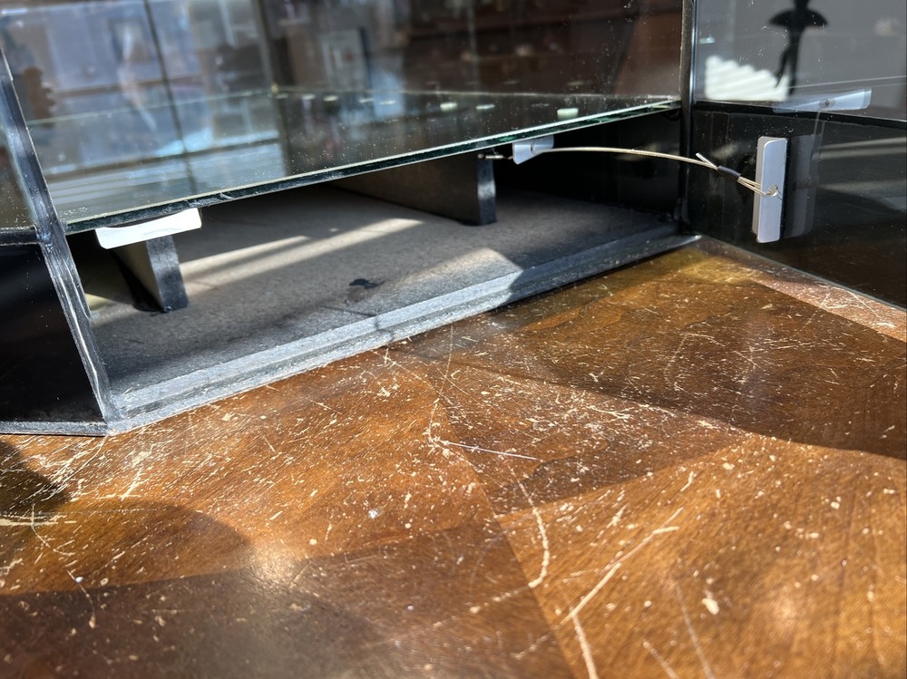 1990 HUMMEL STORE DISPLAY CASE, BEAUTIFUL SOLID CASE WITH 2 LOCKING DOORS