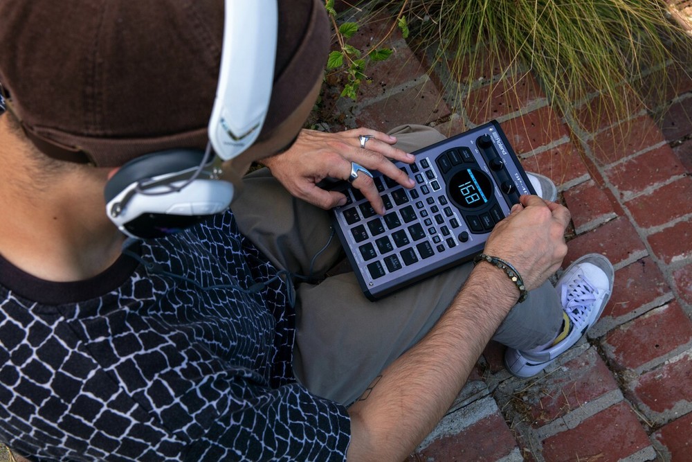 Roland SP-404 MK2 Creative Effector Sampler Beatmaking Machine LINEAR WAVE JP