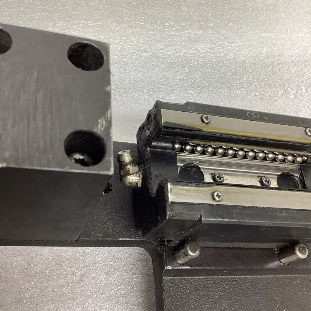 Self-centering vise for CNC machine