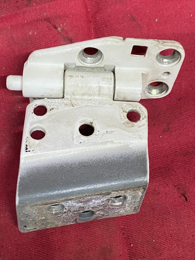 VOLVO DOOR HINGE RIGHT HAND RH 20372038