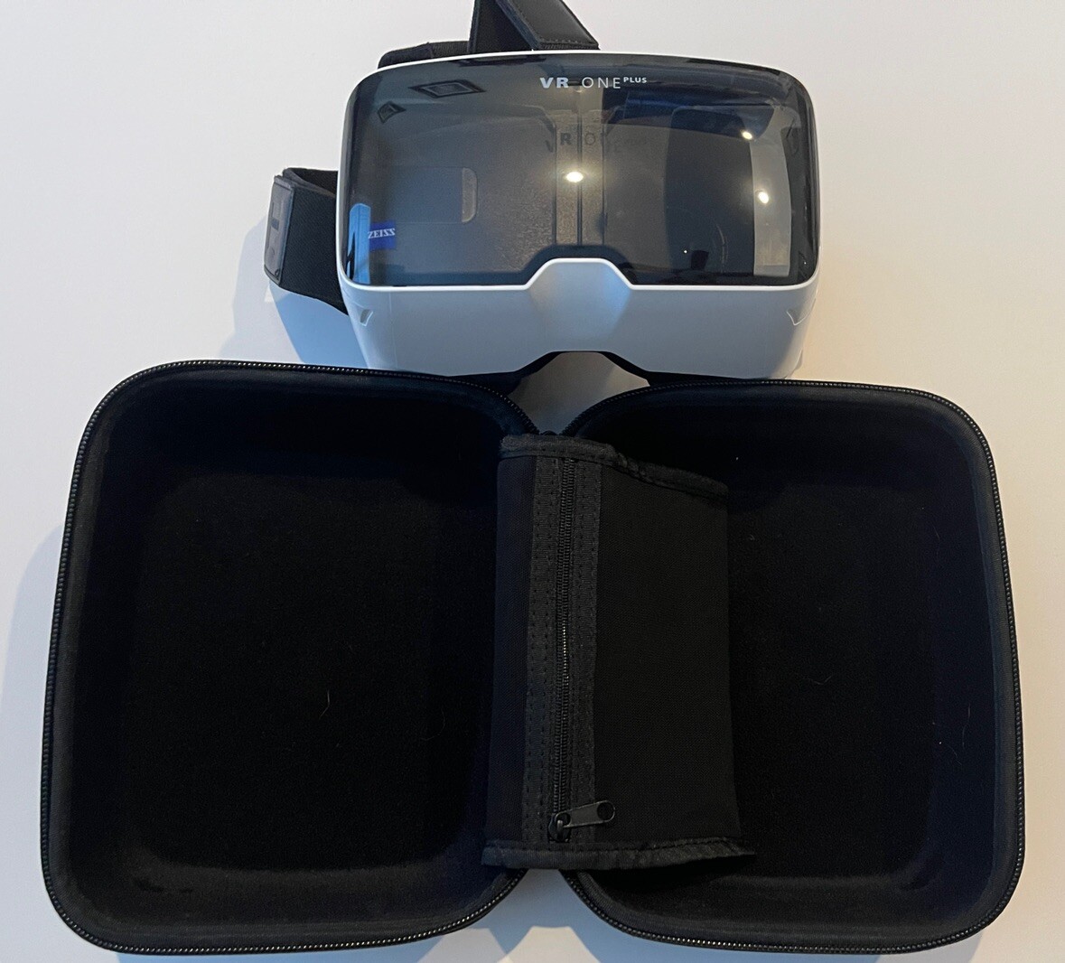 VR One Goggles Plus Headset Zeiss Virtual Reality Interactive 2017 Travel Case