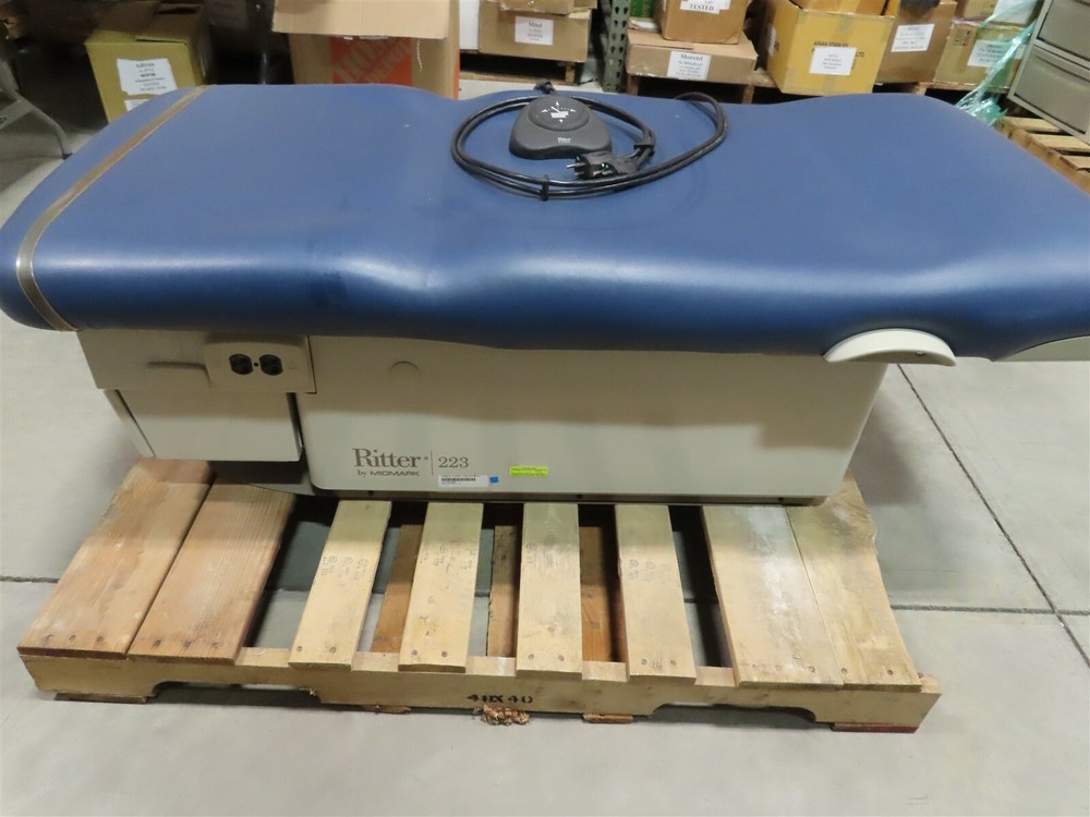 Midmark Ritter 223 Exam/Treatment table with Footswitch