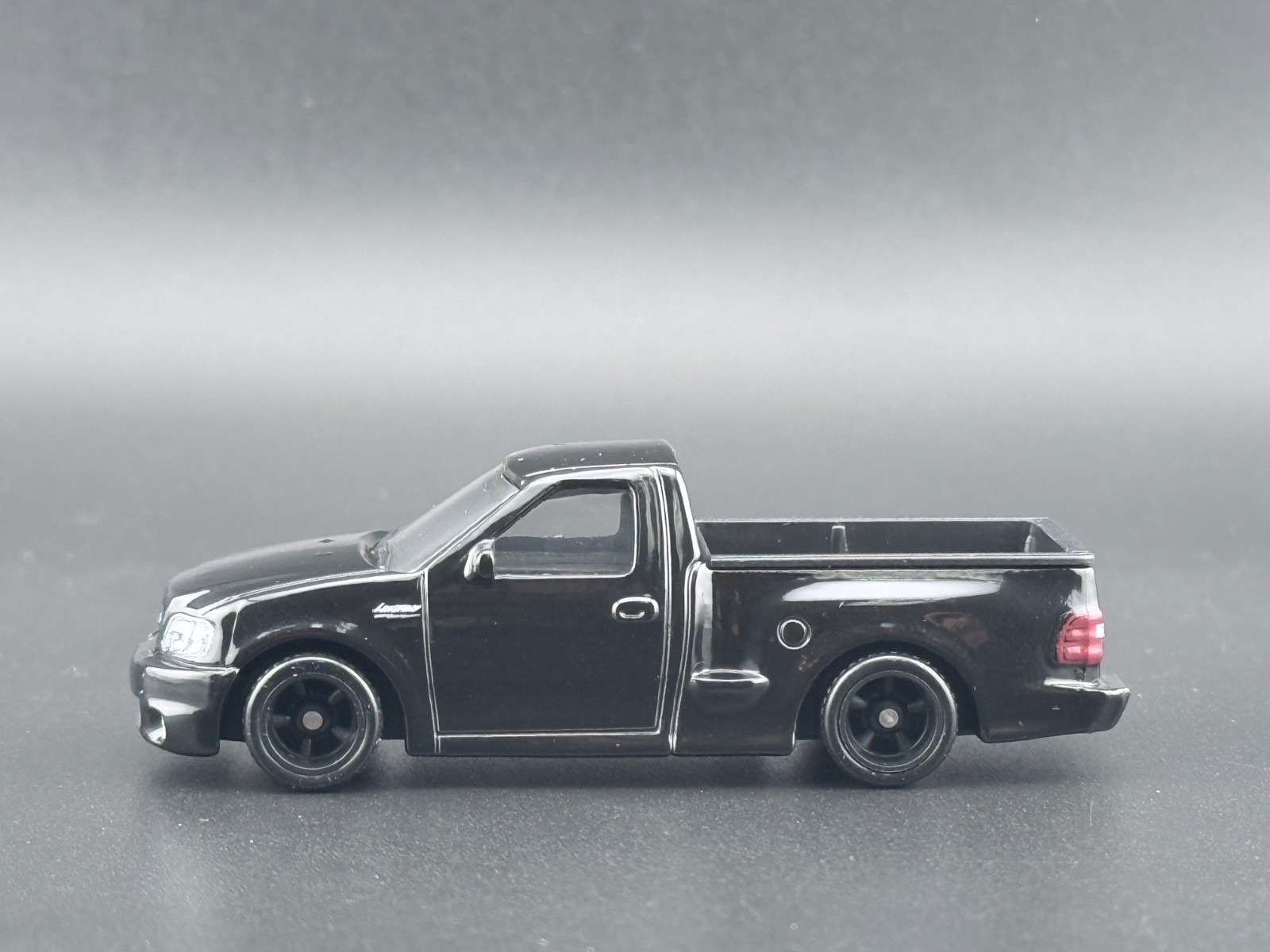 Hot Wheels 99 Ford F-150 Lightning Power Trip FPY86-961 R 1/64