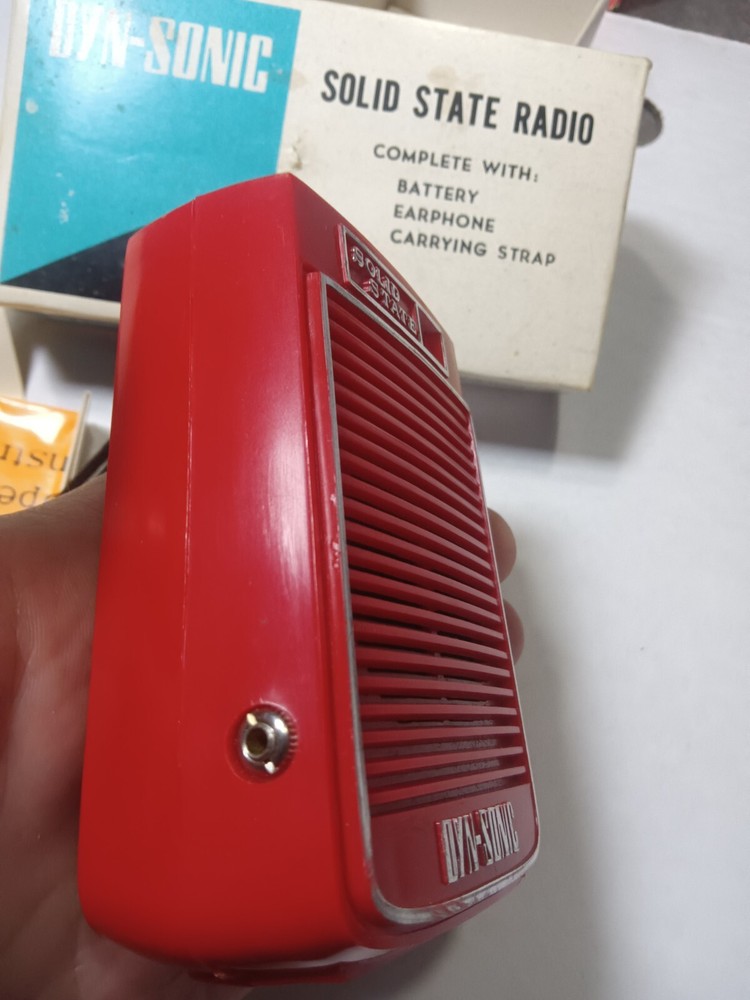 Dyn-Sonic model 010 solid state vintage Transistor radio comes W/ box