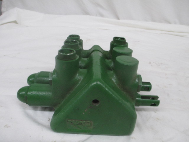 John Deere Cessna Valve (AH61225)
