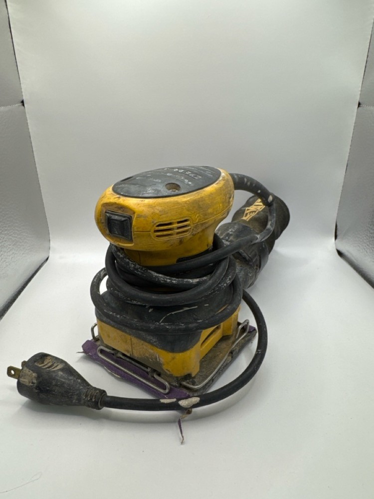 DEWALT VIBRATION SANDER CORDED (P07009878)